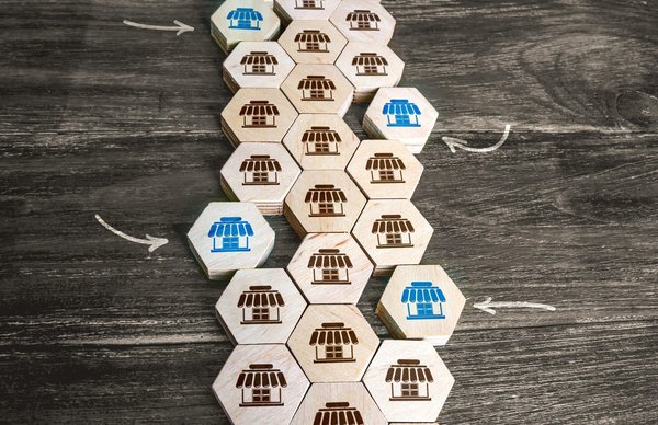 Comment la franchise « Final Fantasy » a-t-elle réussi à innover tout en conservant son identité à travers les différents titres ?