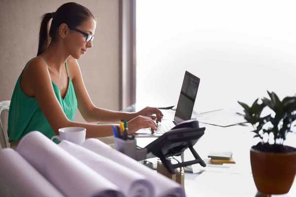 Quelle est l'importance de la latence de la mémoire RAM dans un système destiné au montage vidéo professionnel ?